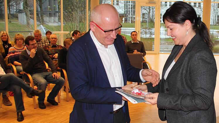 Zweite Bürgermeisterin Angela Hofmann und Landrat Miroslaw Romaniuk tauschten Geschenke aus.  Foto: Friedwald Schedel