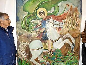 Der syrische Maler Farid Georges mit seiner Tochter Hala vor dem größten seiner Gemälde mit dem Heiligen Georg  Foto: Thomas Weichert
