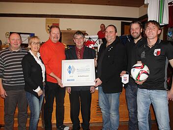 Das Foto zeigt bei der Verleihung der silbernen Raute mit (von links): SV-Ehrenamtsbeauftragter Hilmar Kehl, stellvertretende Bürgermeisterin Judith Dekant, SV-Ehrenamtsbeauftragter Roland Beck, BFV-Ehrenamtsbeauftragter Klaus Eisenmann und die SV-Vorsitzenden Bernd Müller, Fabian Wiener und Markus Röß.  Foto: Daniel Wiener