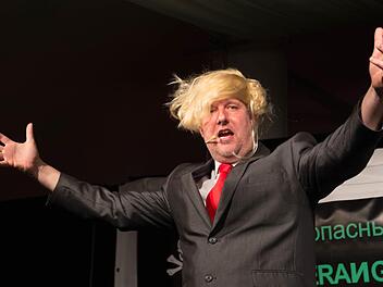 "Hossa, ich bin der Bossa": Michael A. Tomis vom "Totalen Bamberger Cabaret" schlüpfte in die Rolle des Donald Trump. Fotos: Ulrike Langer