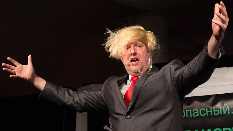 "Hossa, ich bin der Bossa": Michael A. Tomis vom "Totalen Bamberger Cabaret" schlüpfte in die Rolle des Donald Trump. Fotos: Ulrike Langer