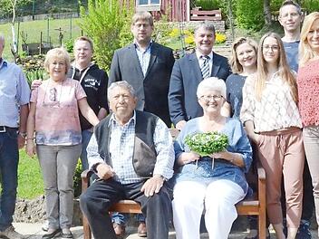 Glückwünsche zur "Diamantenen" nahmen Elfriede und Alfred Heinlein in Weißenbrunn (vorne auf der Bank sitzend) im Kreise der Familie und mit 2. Bürgermeister Michael Bohl (4. v. l.) sowie Landratstellvertreter Gerhard Wunder (5. v. r.) entgegen. Foto: K.- H. Hofmann