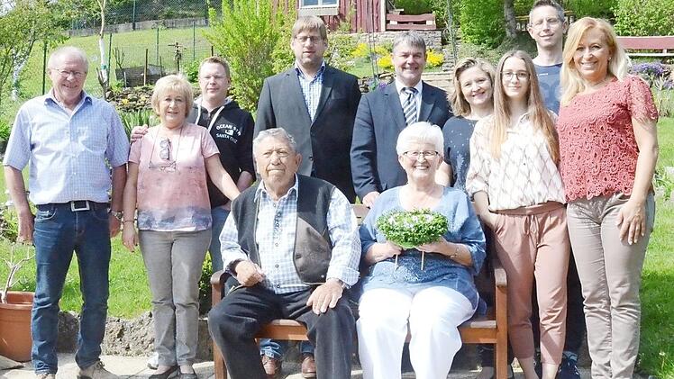 Glückwünsche zur "Diamantenen" nahmen Elfriede und Alfred Heinlein in Weißenbrunn (vorne auf der Bank sitzend) im Kreise der Familie und mit 2. Bürgermeister Michael Bohl (4. v. l.) sowie Landratstellvertreter Gerhard Wunder (5. v. r.) entgegen. Foto: K.- H. Hofmann