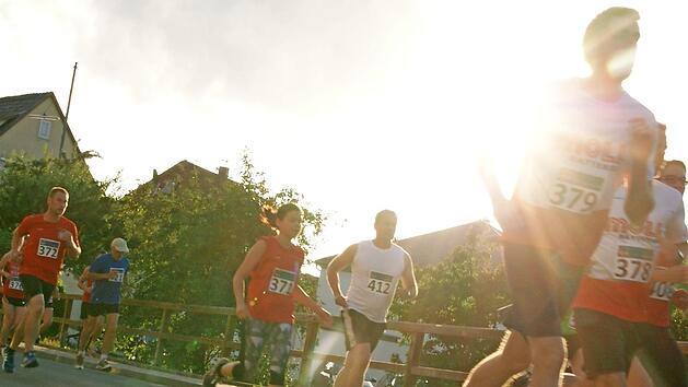 Der Nachtlauf zum Altstadtfest in Bad Staffelstein hat seinen eigenen Reiz, wenn die Teilnehmer bei untergehender Sonne durch die Stra&szlig;en rennen.  Foto: Archiv/Mario Deller