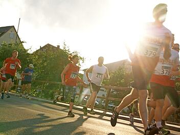 Der Nachtlauf zum Altstadtfest in Bad Staffelstein hat seinen eigenen Reiz, wenn die Teilnehmer bei untergehender Sonne durch die Straßen rennen.  Foto: Archiv/Mario Deller