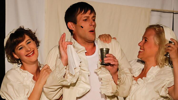 Gute Stimmung nach dem Ende der Rosenberg-Festspiele - hier eine Szene aus "Mirandolina": die vorläufige Bilanz fällt recht positiv aus. Foto: Archiv Mathias Hoch