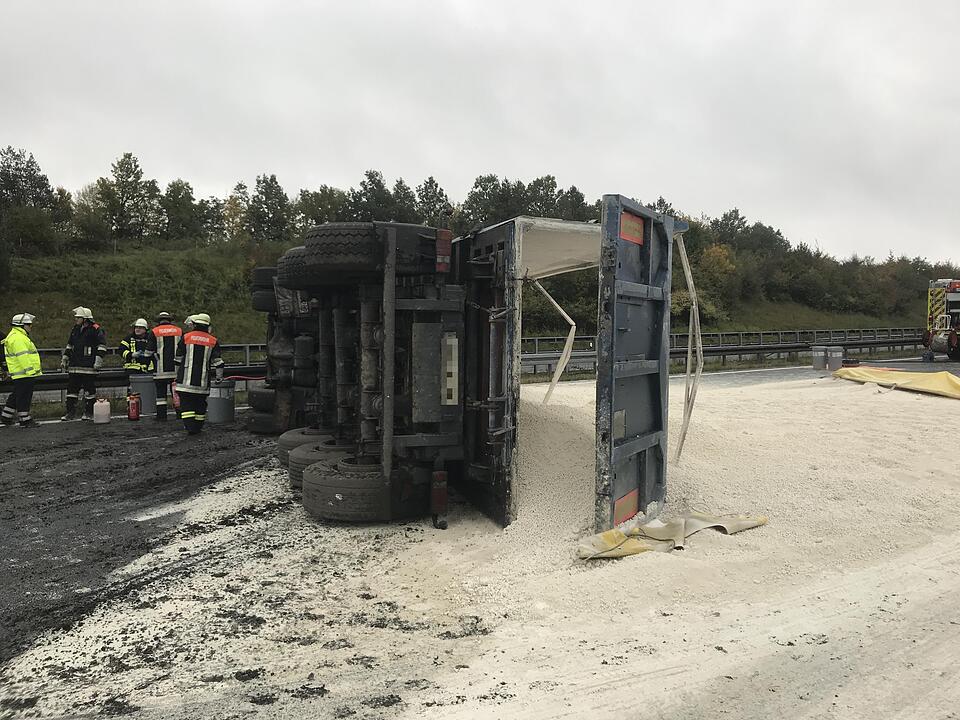 Nürnberger Land: Vollsperrung der A9 - Lkw-Ladung quer über die Fahrbahn verteilt