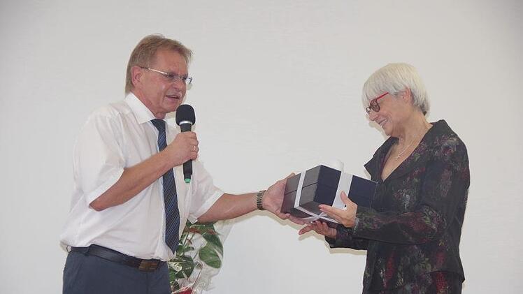 Bürgermeister Wolfgang Beiergrößlein bedankt sich bei Anita Neder. Heike Schülein