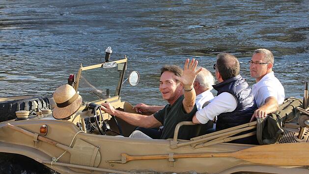 Regnitz-Kapit&auml;n Michael Stoschek in seinem Amphibienfahrzeug bei der Bamberger Sandkerwa 2016  Foto: Riegerpress
