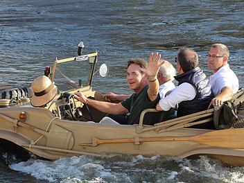 Regnitz-Kapitän Michael Stoschek in seinem Amphibienfahrzeug bei der Bamberger Sandkerwa 2016  Foto: Riegerpress