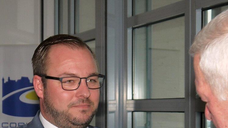 Kreistags-Alterspräsident Jürgen Petrautzki (rechts) vereidigt Sebastian Straubel als neuen Coburger Landrat. - Foto: Berthold Köhler