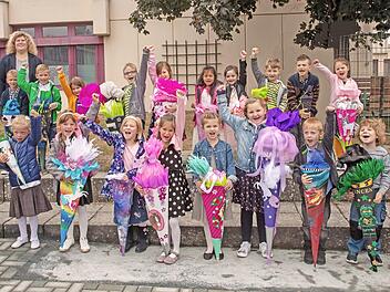 MICHELAU Einen großen Bahnhof gab es am ersten Schultag für die 39 Erstklässler an der Johann-Puppert-Volksschule in Michelau. Eltern und Verwandte sowie die Kleinen vom Sophienheim-Kindergarten standen Spalier, als die Abc-Schützen ins neue Schulhaus einzogen. Dort wurden sie von den Schülern der vierten Klasse mit dem Song "Schule ist top" willkommen geheißen. Die Jungs und Mädchen aus den achten Klassen sind die "Schulpaten", die den Jüngsten die Orientierung in der neuen Umgebung erleicht...