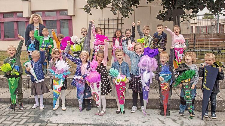 MICHELAU Einen großen Bahnhof gab es am ersten Schultag für die 39 Erstklässler an der Johann-Puppert-Volksschule in Michelau. Eltern und Verwandte sowie die Kleinen vom Sophienheim-Kindergarten standen Spalier, als die Abc-Schützen ins neue Schulhaus einzogen. Dort wurden sie von den Schülern der vierten Klasse mit dem Song "Schule ist top" willkommen geheißen. Die Jungs und Mädchen aus den achten Klassen sind die "Schulpaten", die den Jüngsten die Orientierung in der neuen Umgebung erleicht...