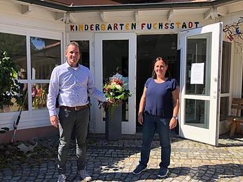Fuchsstadts Bürgermeister René Gerner hieß die neue Kindergartenleiterin, Jutta Stolper (rechts) ,mit Blumen und guten Wünschen willkommen. Gerner