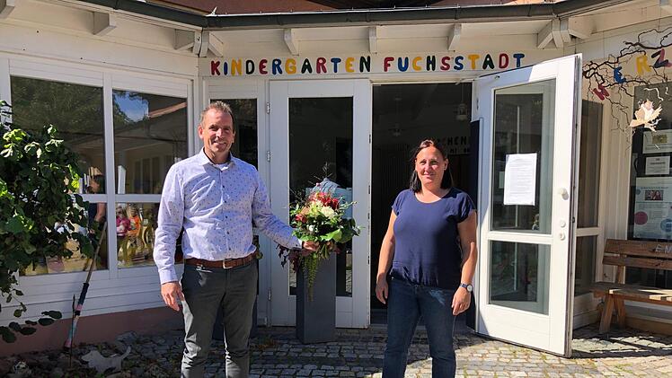 Fuchsstadts Bürgermeister René Gerner hieß die neue Kindergartenleiterin, Jutta Stolper (rechts) ,mit Blumen und guten Wünschen willkommen. Gerner