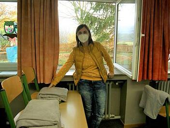 Yvonne Kern, Schulleiterin der Grundschule Lichtenfels im Leuchsental, freut sich über die vom Elternbeirat gespendeten Decken. Dennoch macht sie sich voller Sorge Gedanken über die kalten Wintermonate. Foto: Corinna Tübel