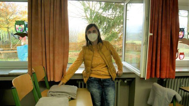 Yvonne Kern, Schulleiterin der Grundschule Lichtenfels im Leuchsental, freut sich über die vom Elternbeirat gespendeten Decken. Dennoch macht sie sich voller Sorge Gedanken über die kalten Wintermonate. Foto: Corinna Tübel