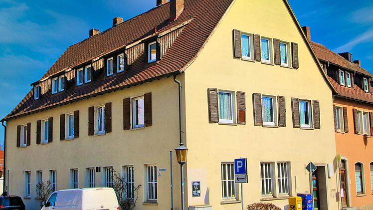 Abgerissen werden soll das Haus Marktplatz 2 gegenüber dem Rathaus. In dem Neubau, der hier entsteht, sind eine Arztpraxis und Wohnungen geplant.