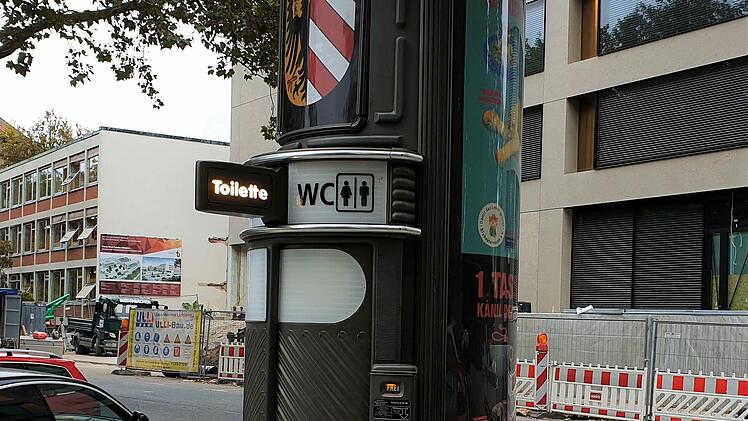 N&uuml;rnberg: Neue Litfa&szlig;s&auml;ulen-Toilette am Prinzregentenufer