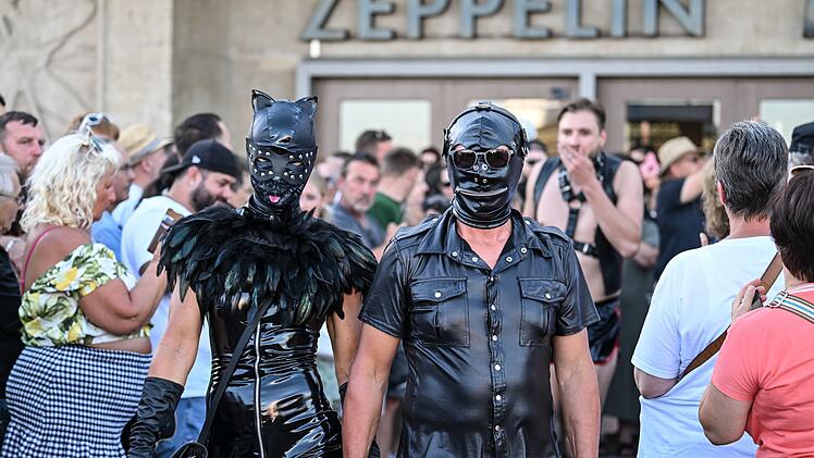 Lack-und-Leder-Schiff