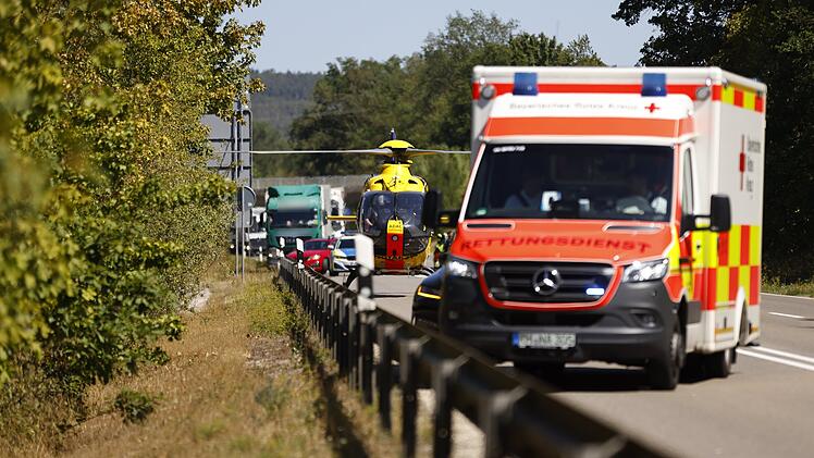 Frontalzusammensto&szlig; fordert ein Todesopfer: Drei Personen schwer verletzt