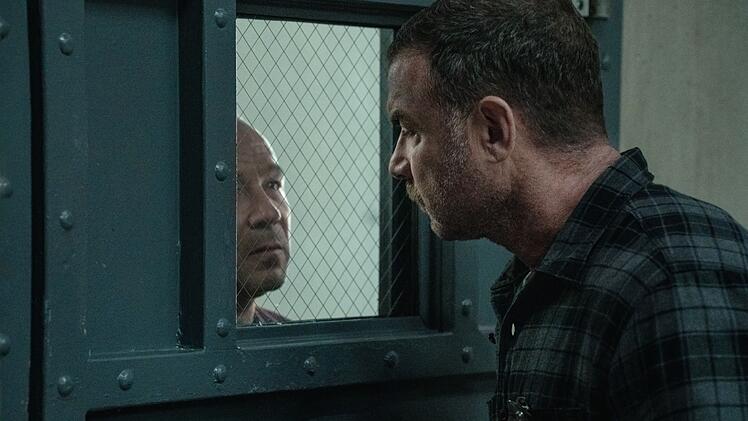 Wie gef&auml;hrlich Jurek Walter (Stephen Graham, links) ist, hat Ermittler Jonah Lynn (Liev Schreiber) bereits in seinem nahen Umfeld erfahren m&uuml;ssen.