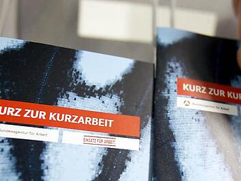 Bei der Bundesagentur für Arbeit in Schweinfurt geht man davon aus, dass insbesondere im produzierenden Gewerbe in nächster Zeit verstärkt Kurzarbeit eingeführt wird. Unser Bild zeigt eine Broschüre aus dem Jahr 2009. Archivfoto: Oliver Berg/dpa