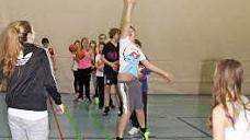 zeigte Luisa Neubauer (links) den Mittelschülern.