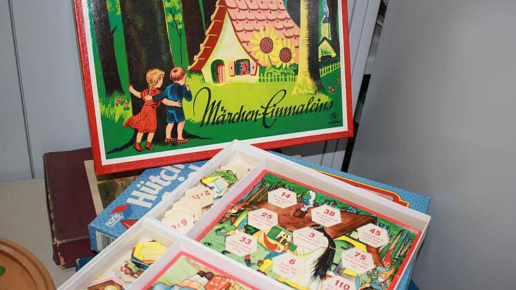 Das lustige "Märchen 1x1": Jedes Kind erhält ein Märchen, die Aufgaben kommen in ein Säckchen. Und wer zuerst das richtige Ergebnis errechnet und dies auch noch auf seinem Märchen hat, der hat gute Chancen zu gewinnen. So einfach und lustig kann das Einmaleins lernen sein.