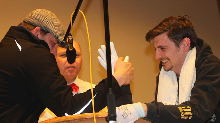 Im Ring oder auf dem Tisch beim "Armdrücken" der "Neubrunner Bär" Robert Nagy, Schiedsrichter Herbert Rumpel und das "Kirchlauterer Grischberla" Ronny Pfeiffer (von links). Foto: Günther Geiling