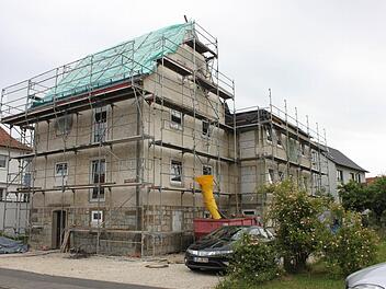 In der Renovierungsphase dieses Hauses in Michelau brannte im Januar der Dachstuhl herunter, die Räume darunter wurden in Mitleidenschaft gezogen. Nun hofft die betroffene Familie, dass der Dachdecker bald kommt und sie im September einziehen kann. Foto: Popp