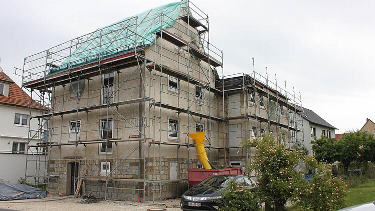 In der Renovierungsphase dieses Hauses in Michelau brannte im Januar der Dachstuhl herunter, die Räume darunter wurden in Mitleidenschaft gezogen. Nun hofft die betroffene Familie, dass der Dachdecker bald kommt und sie im September einziehen kann. Foto: Popp
