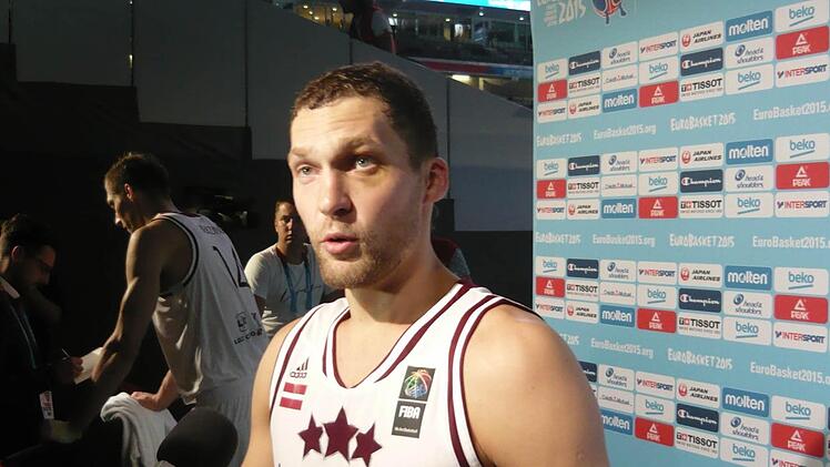 Anführer der Letten - Janis Strelnieks in der Mixed-Zone beim Interview nach dem Sieg über Slowenien. Foto: Udo Schilling