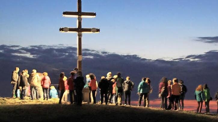 Der Unterhalt der vom Zimmerer Adolf Geuß geschaffenen vier Kreuze auf dem Staffelberg wird von den Bewohnern der umliegenden Orte aufgebracht: Romansthal, Horsdorf, Loffeld und Stublang.  Foto: Matthias Einwag