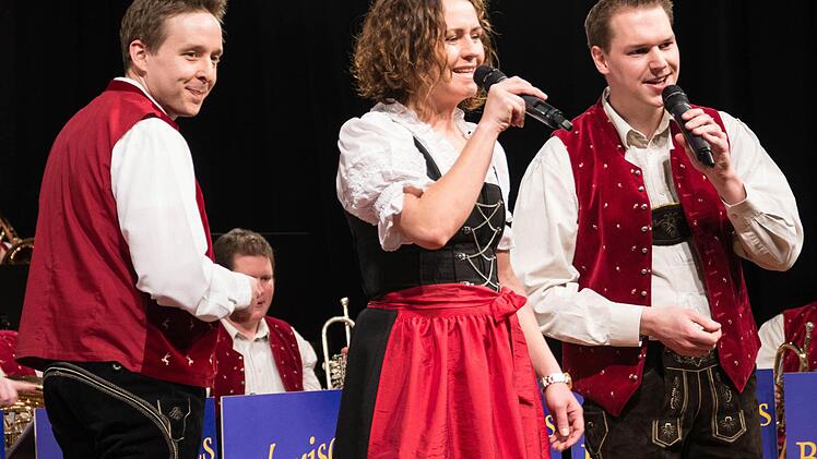 Sonja Vollmuth und Michael Selig verzauberten ihre Zuhörer mit ihren schönen Stimmen. Mit im Bild der Dirigent Florian Unkauf (links).