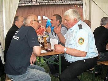 Am Ende des Abends in Birnbaum diskutierten die BKV-Kameraden eifrig und tauschten sich aus.  Foto: p