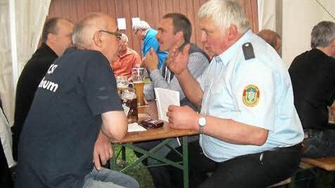Am Ende des Abends in Birnbaum diskutierten die BKV-Kameraden eifrig und tauschten sich aus.  Foto: p