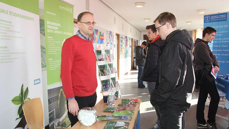 Die Aussteller verteilten sich im gesamten Schulgebäude. So konnten sich die Schüler umfassend informieren. Foto: Sonny Adam