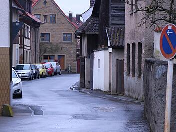 Die enge Untere Scheuerngasse in Zeil bleibt in beiden Richtungen befahrbar. Eine Einbahnstraße lehnte der Bauausschuss ab.  Foto: Klaus Schmitt