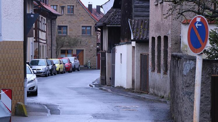 Die enge Untere Scheuerngasse in Zeil bleibt in beiden Richtungen befahrbar. Eine Einbahnstraße lehnte der Bauausschuss ab.  Foto: Klaus Schmitt
