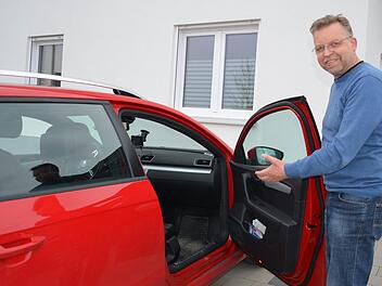 Bitte einsteigen: Uwe Neumann begleitet Flüchtlinge unter anderem zu Behörden und Ärzten.   Foto: Larissa Händel