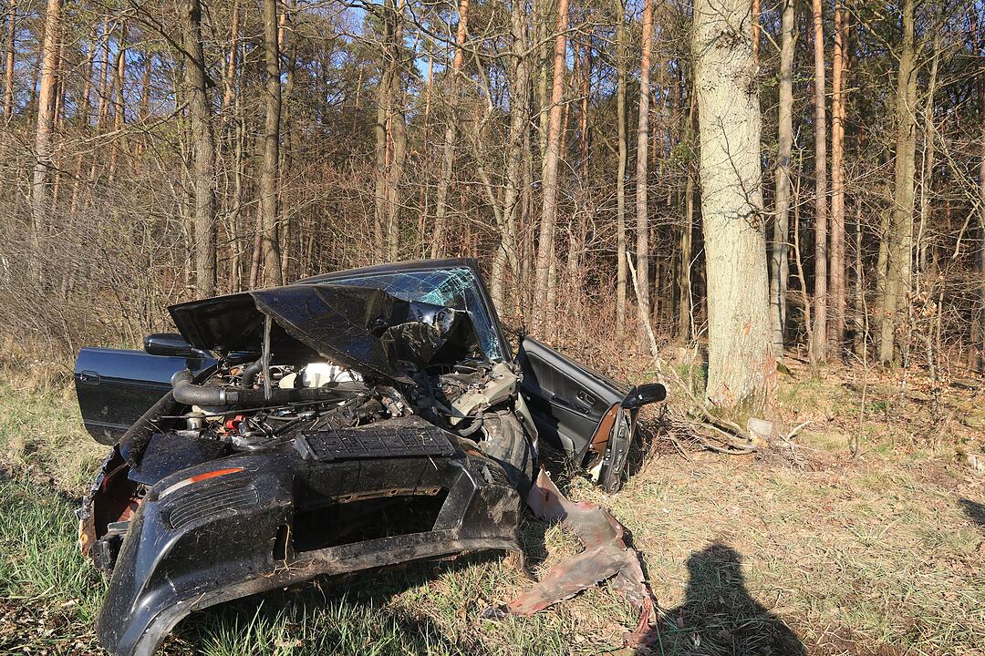 Kreis Bamberg: Beim Überholen Kontrolle verloren – 18-Jähriger kracht gegen Baum