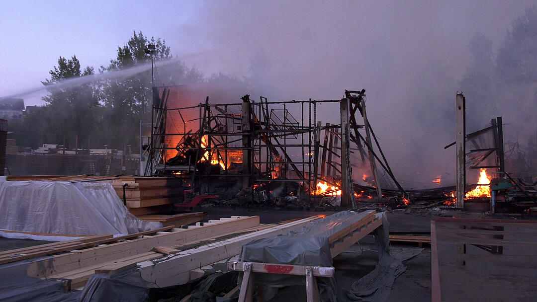 Lagerhalle in Wunsiedel komplett abgebrannt - Schaden enorm, Einsturzgefahr