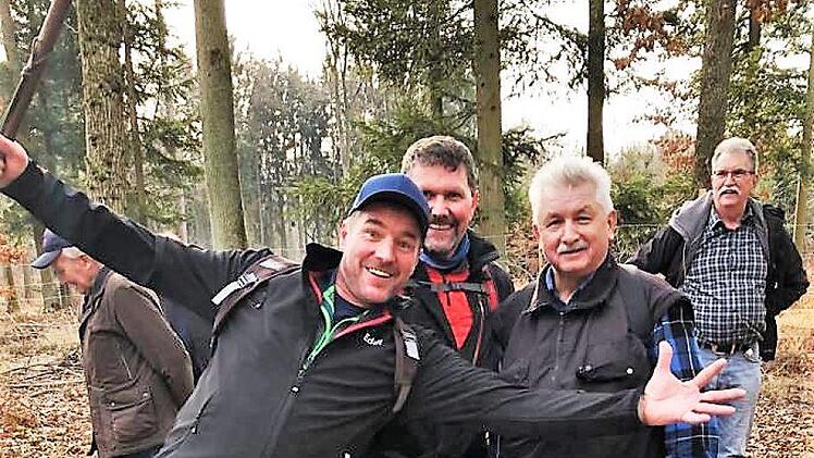 Gut gelaunt: Kreisobmann Edgar Thomas (53; vorn) auf seiner Wanderung mit (von links) Volker Schäfer, Fuchststadts Bürgermeister Peter Hart und Manfred Hein Foto: Volker Schäfer