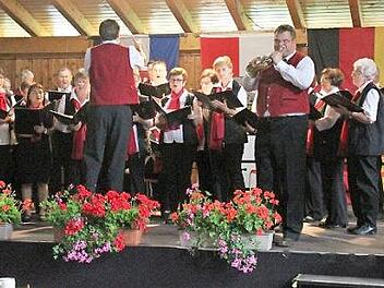 In der festlich geschmückten Halle der "Alten Mühle" wollen sich die Mühlendorfer Sänger mit ihren Gästen dem Publikum von ihrer besten musikalischen Seite zeigen. Foto: privat