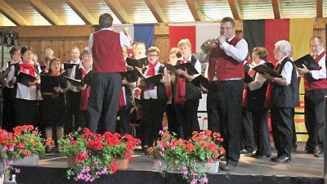In der festlich geschmückten Halle der "Alten Mühle" wollen sich die Mühlendorfer Sänger mit ihren Gästen dem Publikum von ihrer besten musikalischen Seite zeigen. Foto: privat