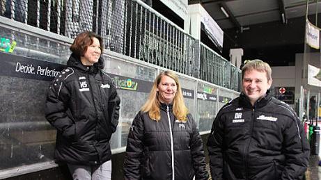 Heike Striegel, Petra Achtzehn und Dominik Rogner (von links) aus der Vereinsführung verfolgen das Training der Jugendmannschaften.