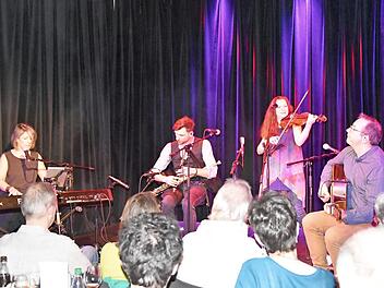 Die Band "Cara" spielte irische Musik in der alten Rathaushalle. Foto: cr