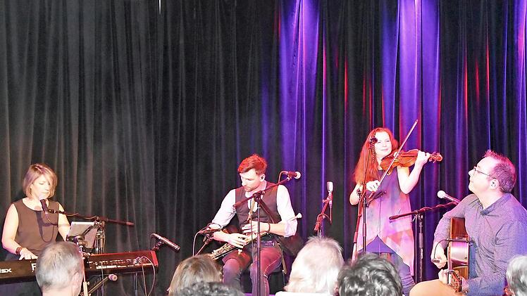 Die Band "Cara" spielte irische Musik in der alten Rathaushalle. Foto: cr