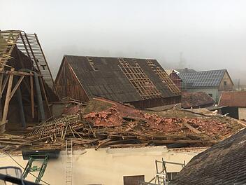 Ein  Anblick, den Familie Thaler aus Untersteinach bei Burgwindheim nie vergessen wird: ihr Hof, nachdem Sturm Fabienne hier gewütet hatte.Foto:  Anette Schreiber